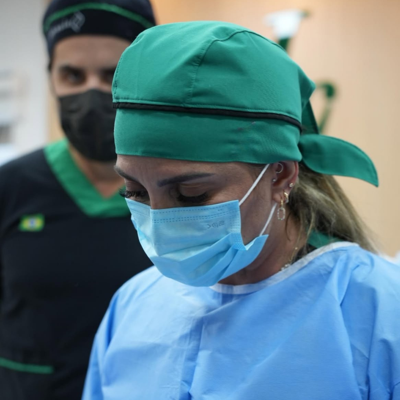 Dra. Patrícia Landmann realizando procedimento de harmonização